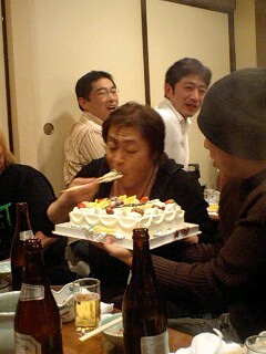 ファンの方から贈られたケーキを頬張る宮内さん！！